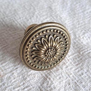 Vintage Style Knob 'Elegant Sunflower' with Antique Bronze Finish -Ideal for Furniture,Kitchen or Bathroom Projects-Drawer Knob,Cabinet Pull