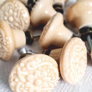 Ceramic Knob - Soft Yellow Colour - Cute Cottage Farmhouse Style - Ideal for Furniture, Kitchen & Bathroom Renovations