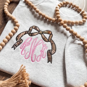 Pink + Camo Bow // Sweatshirt + T-Shirt + Zip // Kundenspezifisches Monogramm & gestickte Applikation