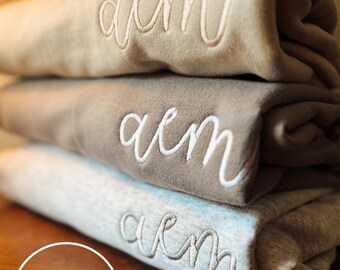 Sweatshirt met neutraal schriftmonogram // 3 kleuren // casual dagelijks geborduurd sweatshirt