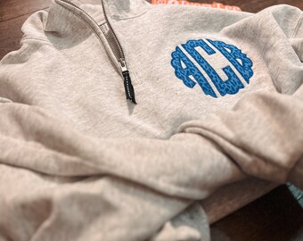Pull léopard cendré/bleu à monogramme festonné et zippé sur un quart