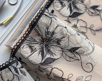 Grijze en zwarte bloemen geborduurde kanten lingerie naaiset, benodigdheden voor het maken van bh's met beige schuim