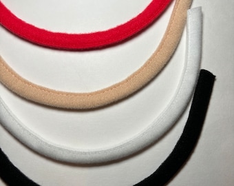 Può includere: Quattro diversi colori di bordino in tessuto, tra cui rosso, beige, bianco e nero. Il bordino è piegato a forma di curva.