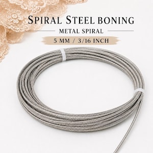 Op de afbeelding: Een spoel van zilverkleurige spiraalstalen baleinen met een breedte van 5 mm. De tekst op de afbeelding luidt: SPIRAL STEEL BONING, METAL SPIRAL, 5 MM / 3/16 INCH. De metalen draad is in een cirkelvorm gewikkeld en vastgezet met witte bandjes.