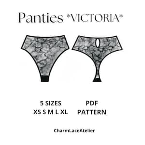 Może przedstawiać: Wzór na bieliznę w czarno-białym wzorze, z tekstem "PANTIES *VICTORIA*" u góry. Wzór dostępny jest w pięciu rozmiarach: XS, S, M, L i XL. Tekst "PDF PATTERN" znajduje się pod obrazkiem. Tekst "CharmLaceAtelier" znajduje się na dole obrazka.