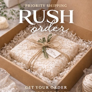 Puede incluir: Una caja de regalo con un regalo envuelto. El regalo está cubierto con encaje beige y atado con hilo y una ramita de vegetación. La caja está llena de relleno de papel. El texto de la imagen dice "RUSH order".