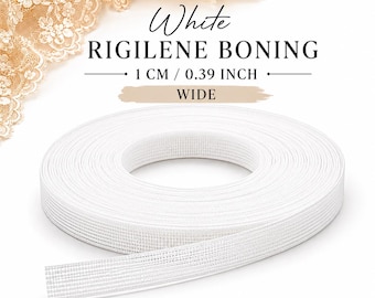 Può includere: Un rotolo di stecche Rigilene bianche larghe 1 cm. Il testo sull'immagine recita White RIGILENE BONING 1 CM / 0.39 INCH WIDE. Il materiale presenta una trama intrecciata a griglia ed è avvolto in una forma circolare per la conservazione.