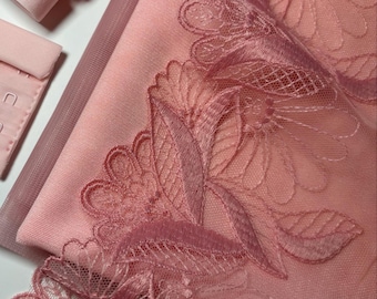 Stoffige roze lingerie-naaiset, benodigdheden voor het maken van bh's met roze gaas en elastieken set