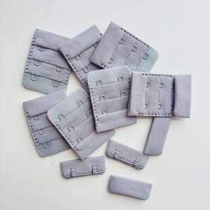 Fecho de sutiã cinza com colchetes - 2 fileiras de largura, 3 colchetes (38 mm) - Materiais para confecção de lingerie, costas acolchoadas para confecção de sutiãs e tops.