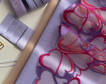 Naaiset lingerie lila en fuchsia, hartgeborduurde tule, satijnelastiek, haak en oog, zelfmaakset bh of bralette