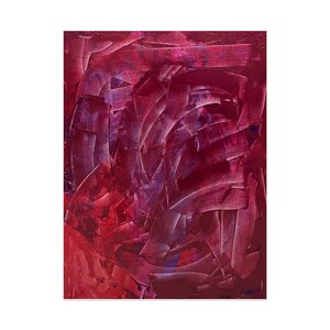 Puede incluir: Pintura abstracta con superficie texturizada. La obra presenta una mezcla de tonos rojos y morados, con pinceladas visibles que crean un efecto dinámico y en capas. La pieza tiene una estética moderna.