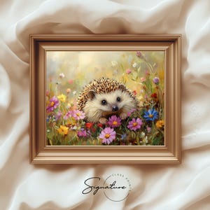 以下が含まれることがあります： 色とりどりの野花の中にいる愛らしいハリネズミが描かれた額入りのプリント。 このアートワークは、ピンク、黄色、青の花など、暖色系の色使いで詳細な絵画スタイルを示しています。 フレームは温かみのあるゴールド色で、プリントには署名があります。