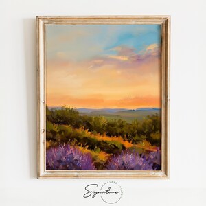 Könnte beinhalten: Ein gerahmtes Gemälde einer Landschaft mit einem Sonnenuntergangshimmel und lila Blumen im Vordergrund. Der Himmel ist eine Mischung aus Orange, Rosa und Blau mit Wolken. Die Blumen befinden sich auf einem Feld mit grünen Bäumen und Büschen im Hintergrund.