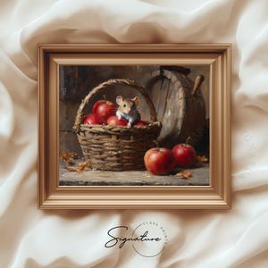Puede incluir: Una pintura de un pequeño ratón sentado en una cesta de mimbre llena de manzanas rojas. La cesta está sobre una mesa de madera con un barril de madera en el fondo.