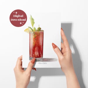 Könnte beinhalten: Eine Aquarellillustration eines Bloody Mary Cocktails in einem hohen Glas, garniert mit einer Selleriestange, einer Gurkenscheibe und einer Olive. Das Kunstwerk zeigt den Text Digital Download in einem roten Kreis und die Signatur Alison Martin.