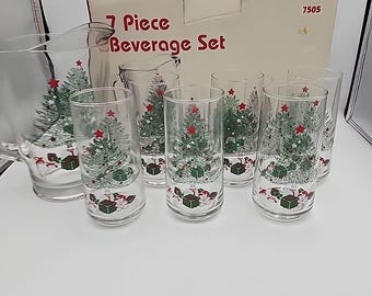 Juego de bebidas Crisa Carolina de 7 piezas con árbol de Navidad, 6 vasos para té helado y jarra.