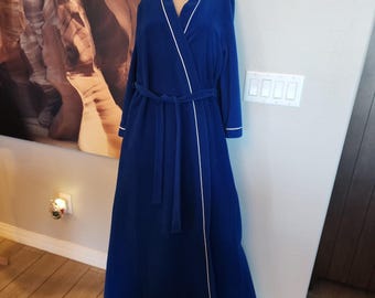 Bata vintage de terciopelo azul Vanity Fair, talla pequeña, con lazos, bolsillo cerrado, fabricada en EE. UU., 52"L
