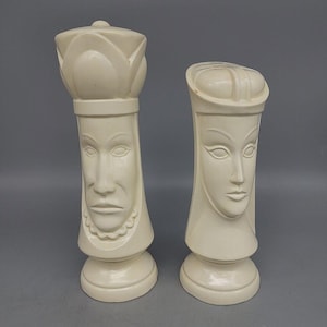 Salt Pepper Shakers King Queen Figurines Ceramic Off White Chess English Royalty *flaws*