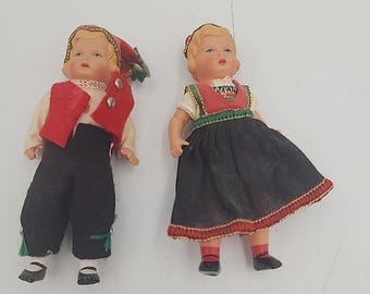 Par de muñecos alemanes vintage, niño y niña, de celuloide, con trajes originales y extremidades articuladas, 11,4 cm (4,5 pulgadas) de altura.