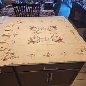 ヴィンテージ刺繍入りテーブルクロス 48x48インチ、布ナプキン 6枚