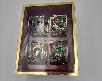 Juego de 4 servilleteros redondos de metal dorado Lenox Holly & Berry, en caja original, nuevos en caja.