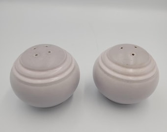 Salero y pimentero Pfaltzgraff Terrace color lila pastel