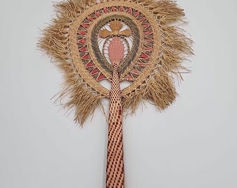 Abanico de Micronesia vintage, descolorido, aún con colores vibrantes, tejido a mano.