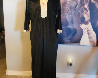 Vestido vintage de terciopelo negro talla L de Anthony Richards, Muu Muu House, con bolsillos.