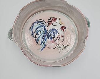 Plato de cerámica española vintage con forma de gallo, años 60, firmado por el artista.