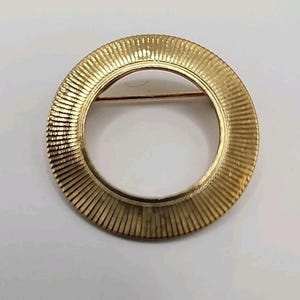 Vintage Gold Tone Ribbed 1.5&quot; Openwork Circle/Sphere Fashion Brooch Pin Unsigned