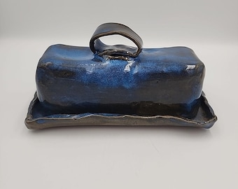 Burriera in ceramica con coperchio e manico, realizzata a mano, smaltata di blu.