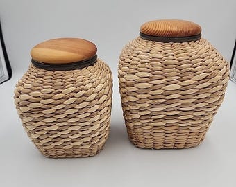 Juego de 2 botes de vidrio vintage con revestimiento de mimbre tejido y tapa.
