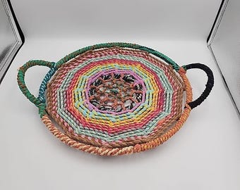 Bandeja vintage de yute forrada con tela tejida y asas, estilo bohemio, 38 cm de diámetro, multicolor.