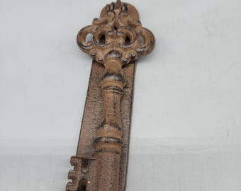 Dörrknackare i gjutjärn. Brun. 18 cm hög. Nyckeldesign.