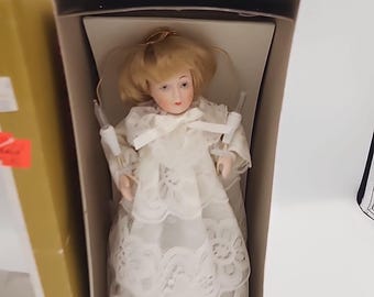 VTG Everglow 10 Light Angel Tree Topper Crèmekleurige kanten jurk met porseleinen hoofd en armen