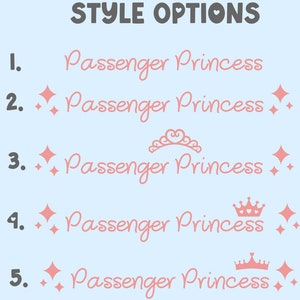 以下が含まれることがあります： 「Passenger Princess」のタイトルカードの5つの異なるデザインオプション。オプションには、シンプルなタイトル、ピンクのダイヤモンド2つが付いたタイトル、ピンクのティアラが付いたタイトル、ピンクのクラウンとピンクのダイヤモンド2つが付いたタイトル、ピンクのクラウンとピンクのダイヤモンド2つが付いたタイトルが含まれます。