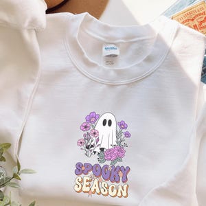 Sudadera con estampado de flores y fantasma, regalo de Halloween, otoño espeluznante, suéter de calabaza otoñal, camiseta de Halloween, atuendo de Halloween.