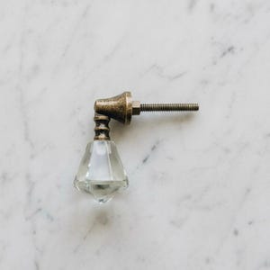 Bouton en verre et bronze antique en forme de larme