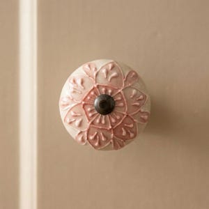 Puede incluir: Un juego de tres tazas de cerámica con un acabado moteado y mate. Las tazas son de color crema, gris claro y gris oscuro. Cada taza tiene un diseño simple y minimalista, ideal para café o té.