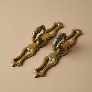 Paar Vintage gealtert Französisch Provincial solide Messing Knäufe mit Rückplatte