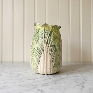 Vaso a forma di cavolo di Patricia Garrett, Napa, 1992, in ceramica trompe l'oeil, firmato (altezza 21,5 cm)