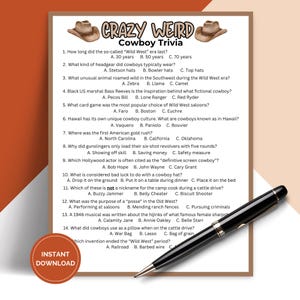 Op de afbeelding: Een trivia-spelblad getiteld "Crazy Weird Cowboy Trivia" met vragen over het Wilde Westen. Het blad heeft een bruine rand, twee cowboyhoedillustraties en een ronde "Direct downloaden"-knop. Een zwarte pen ligt in de rechter benedenhoek.