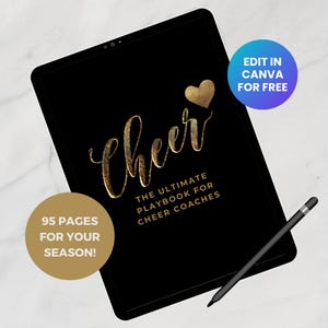 Może przedstawiać: Czarny tablet cyfrowy z napisem Cheer, The Ultimate Playbook for Cheer Coaches oraz złotym sercem. Na ekranie spoczywa rysik. Okrągłe odznaki zawierają napisy 95 Pages For Your Season oraz Edit In Canva For Free.
