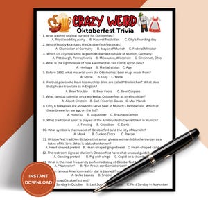 Op de afbeelding: Een geprint blad getiteld Crazy Weird Oktoberfest Trivia met 15 meerkeuzevragen over het festival, versierd met illustraties van een krakeling, bierpul, worst en traditionele kleding, met een zwarte pen die eroverheen ligt.