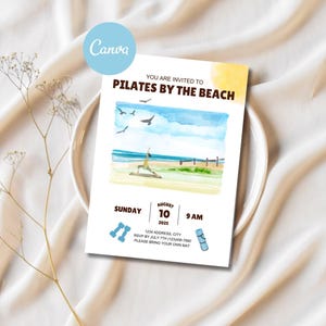 Può includere: Un'illustrazione ad acquerello di una scena di spiaggia con una persona che fa pilates su un tappetino. Il testo sull'invito recita "You are invited to Pilates by the Beach", "Domenica 10 agosto 2025, 9 AM", "1234 Indirizzo, Città", "RSVP entro il 7 luglio (1234) 567-7890", e "Si prega di portare il proprio tappetino".