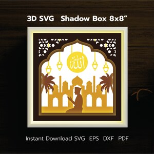 Może przedstawiać: Trójwymiarowy projekt pudełka cieni przedstawiający meczet z mężczyzną modlącym się w środku. Pudełko ma wymiary 8x8 cali i zawiera arabskie słowo "Allah" w kółku nad meczetem. Projekt jest w odcieniach żółtego i brązowego.