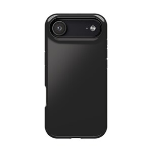 Könnte beinhalten: Eine einfarbig schwarze Smartphone-Hülle mit glatter, matter Oberfläche. Die Hülle verfügt über eine erhöhte, horizontal rechteckige Kameraaussparung an der Oberseite, die ein einzelnes kreisförmiges Objektiv links und einen kleinen Blitz rechts enthält.