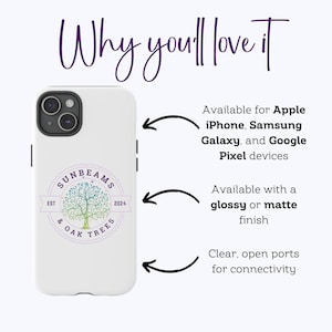 Puede incluir: Una funda de tel&eacute;fono blanca con un dise&ntilde;o de &aacute;rbol colorido y el texto "Sunbeams & Oak Trees Est 2024". La funda est&aacute; disponible para dispositivos Apple iPhone, Samsung Galaxy y Google Pixel. Se puede comprar con un acabado brillante o mate.