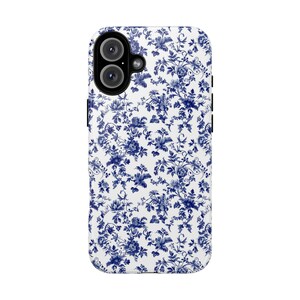 Könnte beinhalten: Eine weiße Handyhülle mit einem blauen Blumenmuster. Die Hülle hat einen Ausschnitt für die Kamera.
