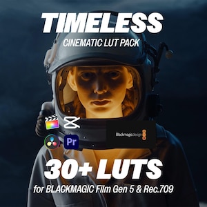 Może przedstawiać: Obraz przedstawia osobę w hełmie kosmicznym, z tekstem "TIMELESS CINEMATIC LUT PACK" na górze. Poniżej wyświetlany jest tekst "30+ LUTS", wraz z logo oprogramowania. Tło jest ciemnoniebieskie i zadymione.